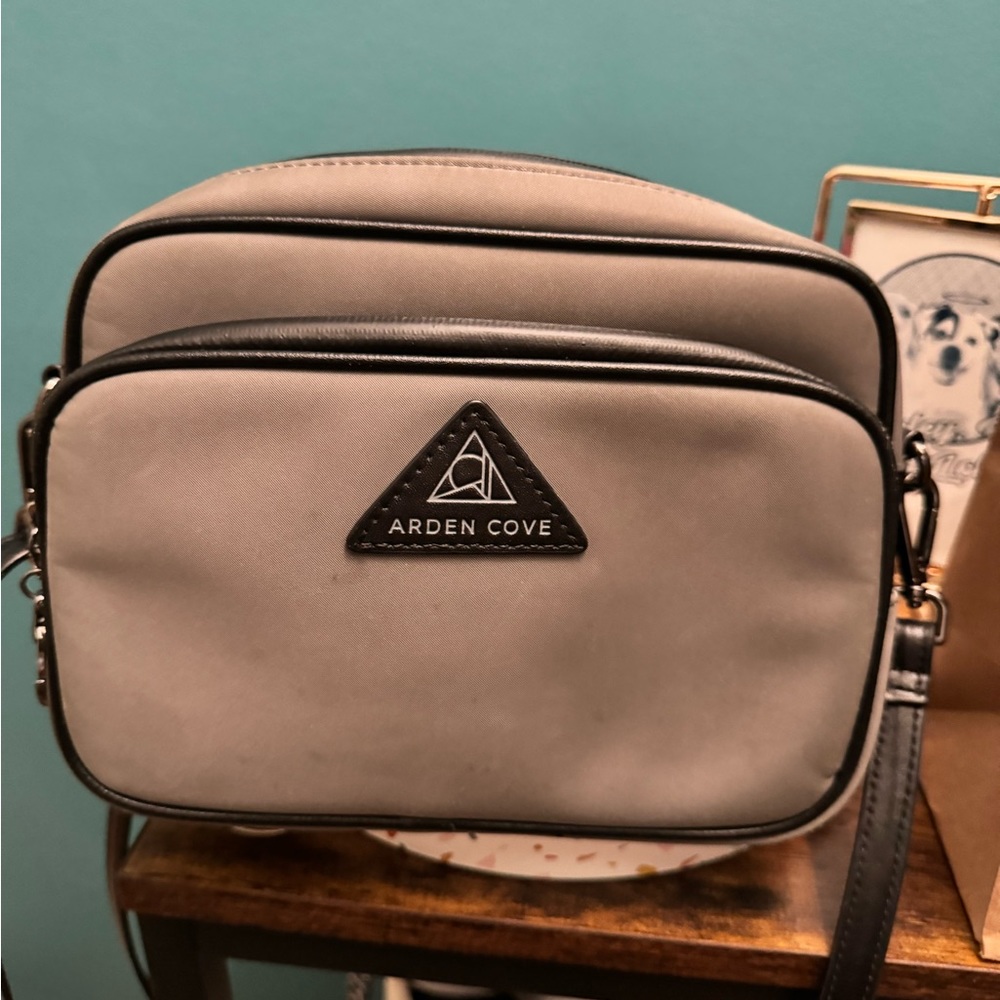 Arden Cove Anti-Theft Crissy Crossbody GUC